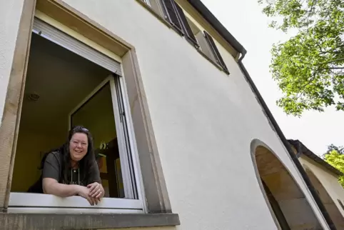 Rektorin Tanja Eberle zu Ferienbeginn, als in der Zwergschule das große Aufräumen im Gange war.