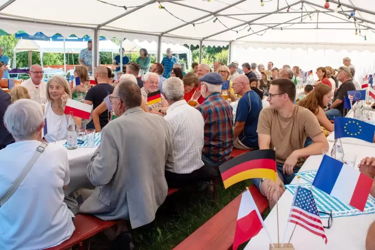 Die Fähnchen weisen auf die Herkunftsländer der internationalen Gäste hin. 