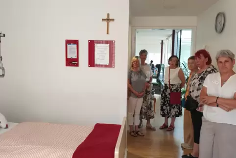 Viele Gäste interessierten sich für die Räumlichkeiten des Hospizes. Hier schauen sich Besucherinnen ein Hospiz-Zimmer an. 