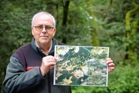  Auf einer Karte zeigt Revierleiter Werner Häußer die Bereiche des Forstreviers Lichtenberg, in denen sich die Habitatbäume befi