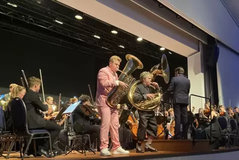 Zwei Riesen an Instrumenten: Roland Vanecek, der Komponist, rechts auf dem Sousafon, und Freddy Punstein auf der Tuba. 