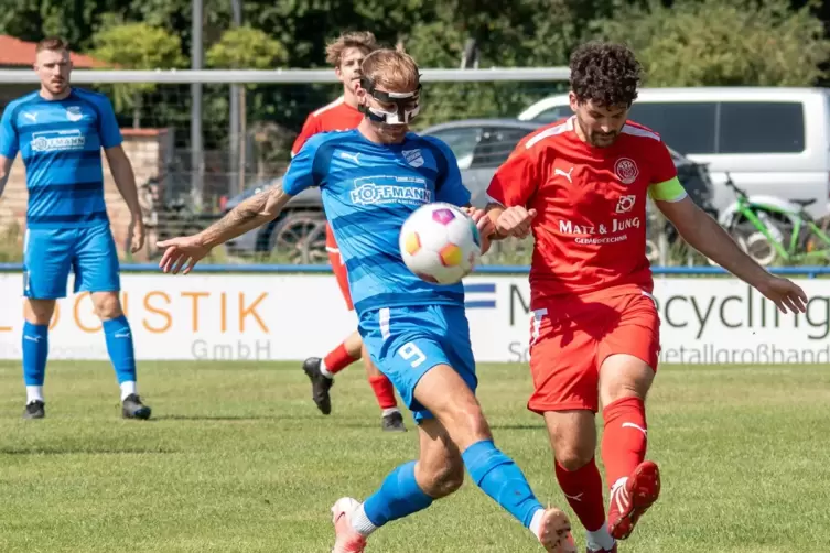  Nico Nagel (links), hier im Zweikampf mit dem Offenbacher Tim Hörner, hatte in der 22. Minute seine dritte Chance, um Zeiskam i