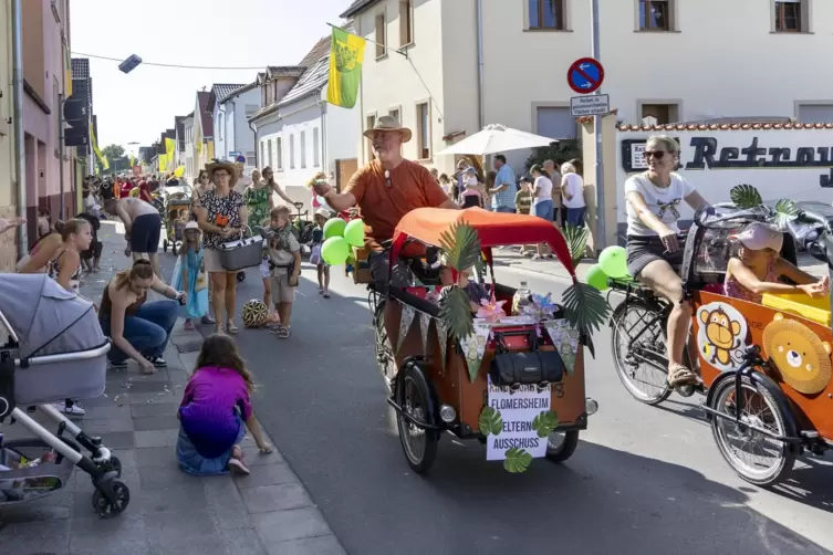 Auch der Kindergarten machte beim Umzug am Samstag mit.