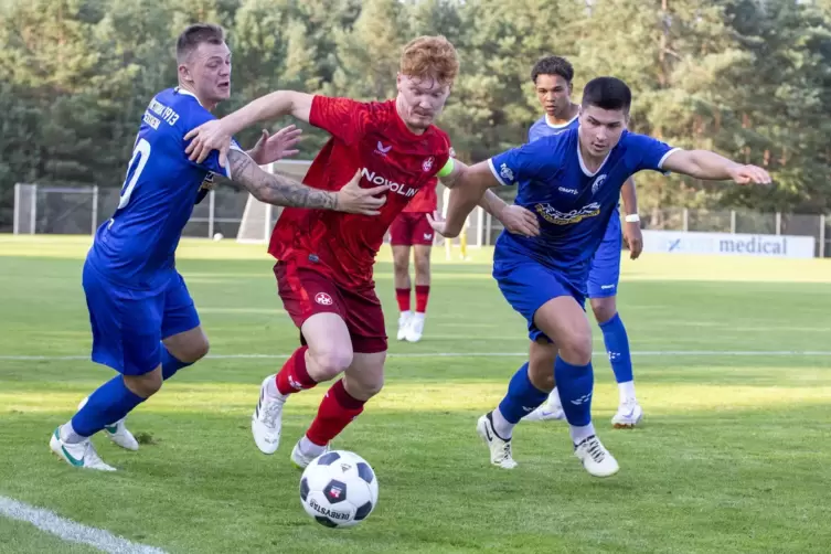  FCK-Kapitän Robin Muth (Mitte), der drei Treffer erzielte, im Duell mit den Herxheimern Marcel Meinzer (links) und Tristan Trau