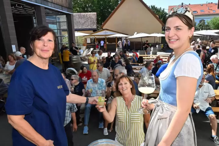 Nach dem Fass-Anstich schenken die Mußbacher Weinprinzessin Emma I. (rechts) und Manuela Mehrbreier den ersten Federweißen aus, 