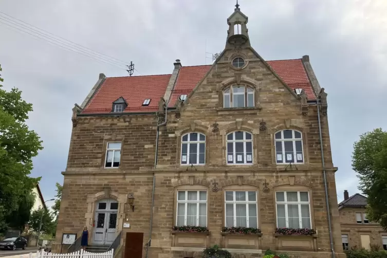 Das Schulhaus ist saniert, doch um die Fenster wird noch gerungen. 