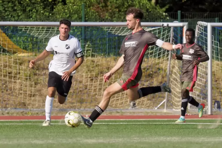 „Rowo“-Kapitän Jerrit Braun (rechts) erzielt hier das 2:0. Rodalbens Kapitän Jan-Lukas Hinkel kommt zu spät. 