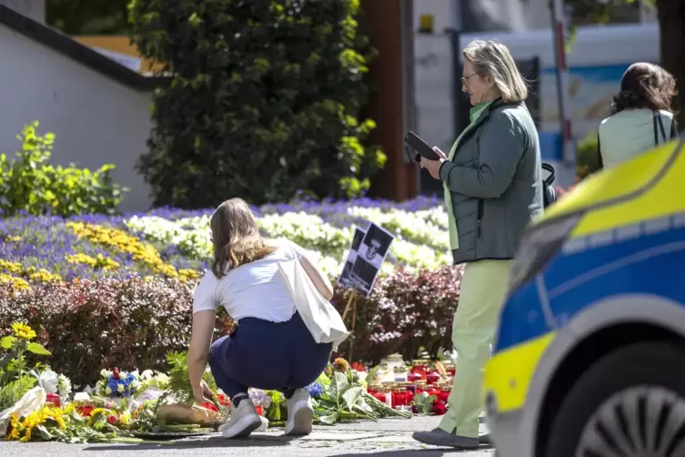 Menschen gedenken in Solingen der Opfer der Messerattacke.