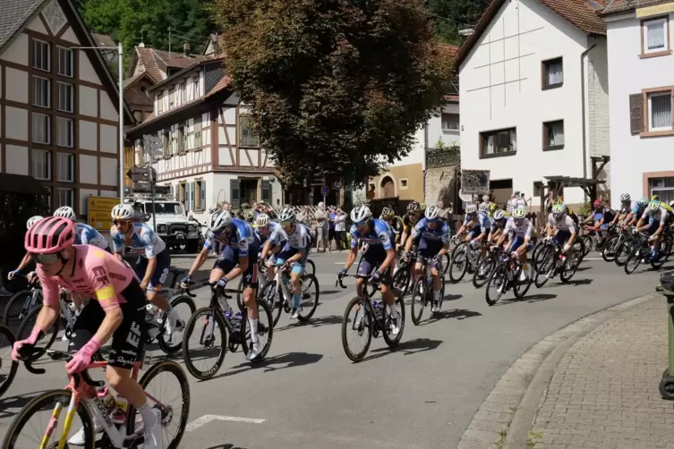 Die Deutschlandtour passiert auf ihrer letzten Etappe Elmstein. Wohl mit mehr Fahrern als Zuschauern.