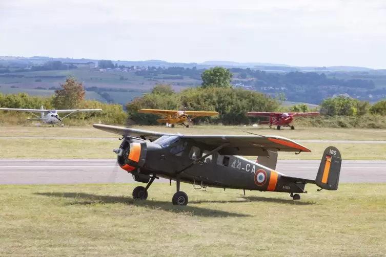 Auf dem Programm stehen Kunstflugvorführungen, historische Oldtimer, Flugzeuge und Modellflugvorführungen.