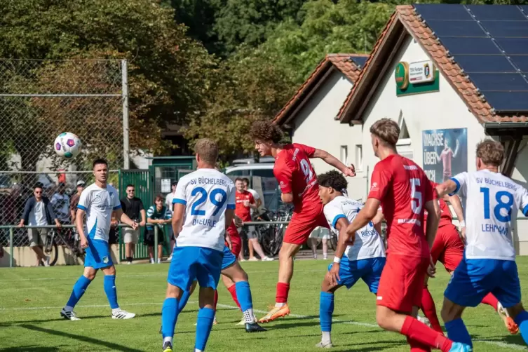 Max Nauerth (Mitte) mit dem Kopfball zum 1:0 für Billigheim. 