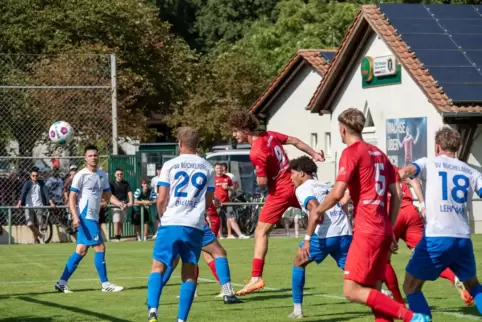 Max Nauerth (Mitte) mit dem Kopfball zum 1:0 für Billigheim. 