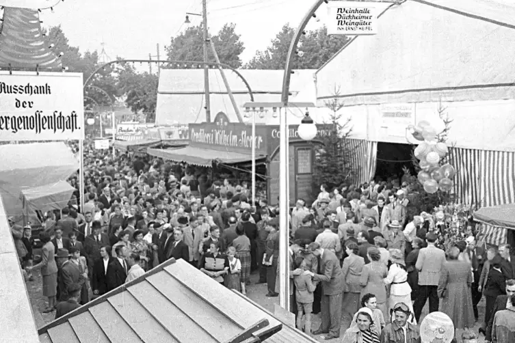 Wie viele Liebesgeschichten wohl auf dem Dürkheimer Wurstmarkt begonnen haben? Die Aufnahme zeigt das Volksfest-Treiben Anfang d