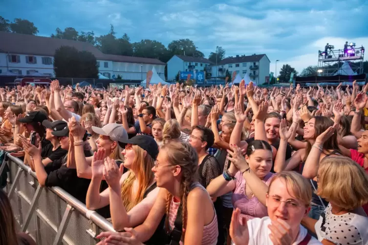 5000 Musikbegeisterte lassen sich von den Popstars Michael Schulte und Nico Santos mitreißen. 