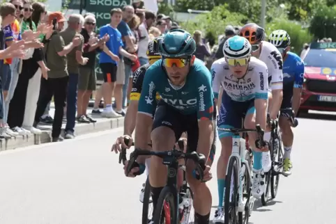 Der Bayer Oliver Mattheis (vorne) vom Team Bike Aid gewinnt unter dem Beifall der Radsport-Fans die Sprintwertung in Heltersberg