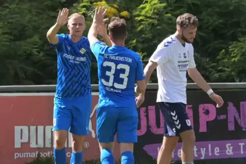 Überragend: SCH-Kapitän Sebastian Stanjek (links), dem hier Tim Scherer zum Anschlusstreffer gratuliert. Rechts Tim Weinbach vom