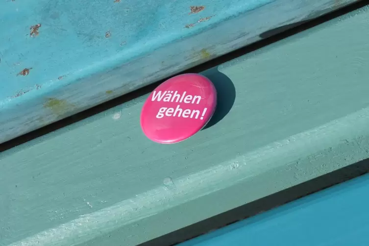 Ein Anstecker der Kampagne "Wahlwecker