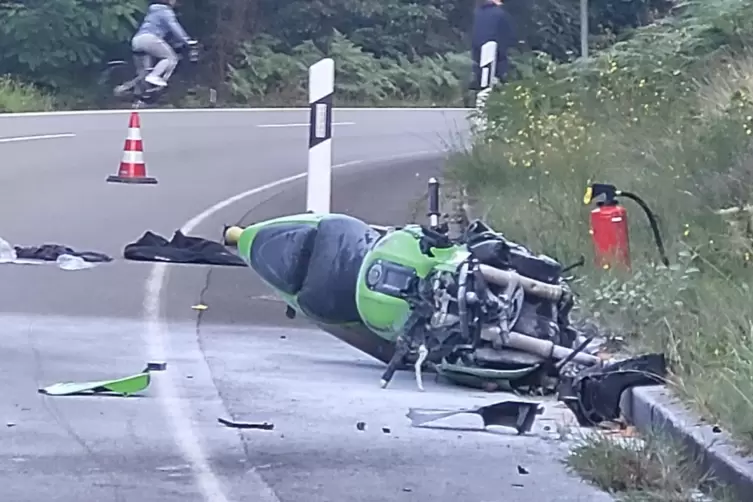 Ein Motorrad fing kurz nach dem Unfall Feuer. 