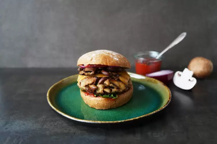 Burger aus Champignons und Dinkelbulgur.