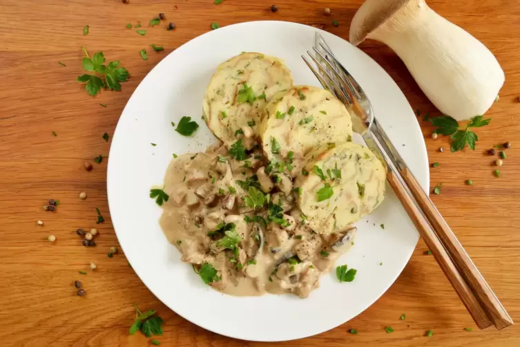 In die Soße kommen frische Kräuterseitlinge und Steinpilze.