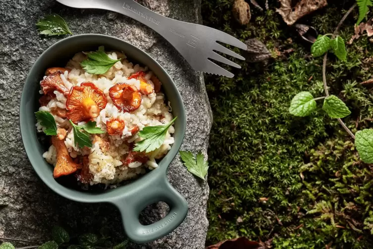 Knusprige Pfifferlinge als Topping: Kochbuchautor Martin Nordin serviert die Pilze auf Risotto.