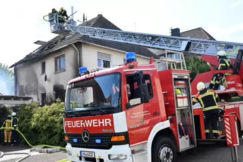 Das Feuer griff von der Garage auf das Haus über.