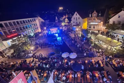 Das stimmungsvolle Festgelände vor dem Rathaus der Verbandsgemeinde.