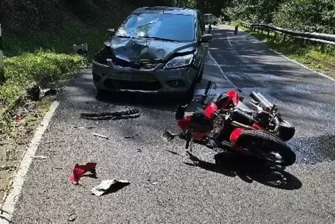 Mit seinem Motorrad ins Rutschen geraten war ein 45-jähriger Fahrer, der beim Zusammenprall mit einem Wagen zwischen Biedershaus