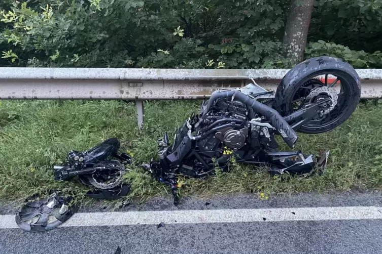 Das schwer beschädigte Motorrad nach dem Unfall an der B270 bei Lohnweiler.