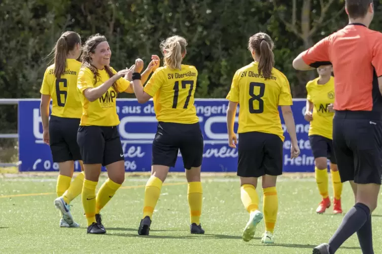 Jubeln über die ersten drei Punkte der Saison: Die Frauen des SV Obersülzen.