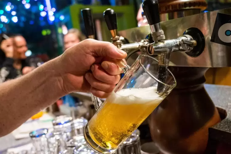 Ein Mann hat in Ludwigshafen offenbar zu tief ins Glas geschaut. 