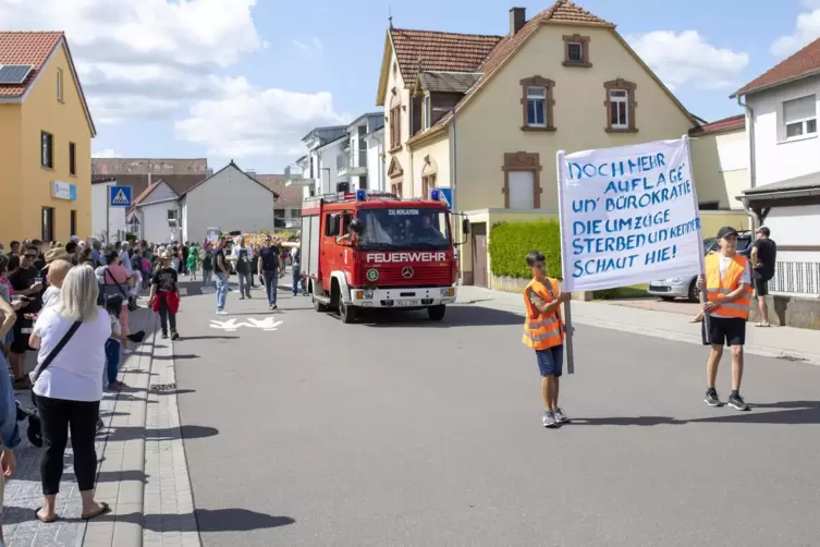 Viele Besucher waren wieder zum Umzug gekommen – bei dem ein Protestplakat vorneweg getragen wurde. Wegen neuer Auflagen durften