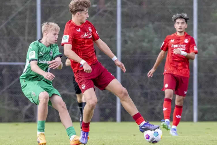 Kian Scheer (rechts) vom FCK ist im Spiel der U19 vor dem Gladbacher Taavi Koukkumäki am Ball. 