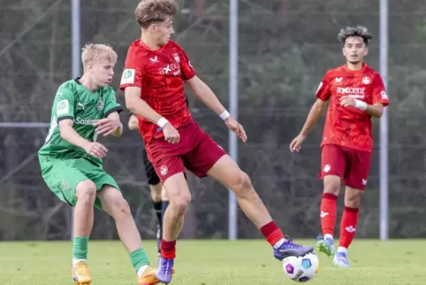 Kian Scheer (rechts) vom FCK ist im Spiel der U19 vor dem Gladbacher Taavi Koukkumäki am Ball. 