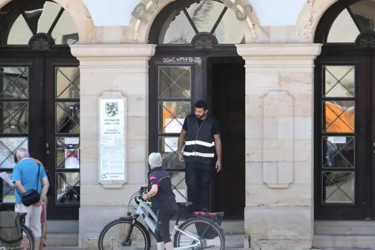 Ein Wachmann regelt den Zugang zum Rathaus. 