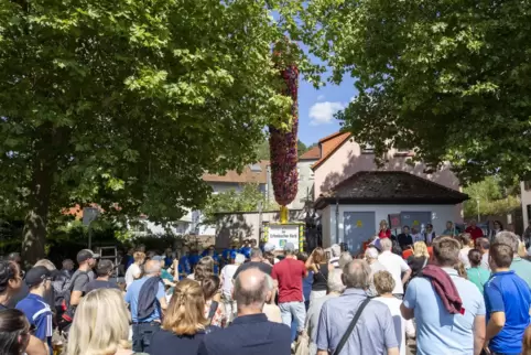 Nach einem gelungenen ersten Kerwespaziergang war der Kerweplatz in Erfenbach voll. Die Route führte im Stadtteil an mehreren hi