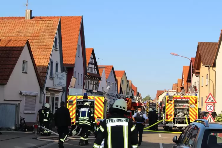 Feuerwehrleute aus dem ganzen südlichen Landkreis waren vor Ort. 