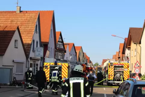 Feuerwehrleute aus dem ganzen südlichen Landkreis waren vor Ort. 