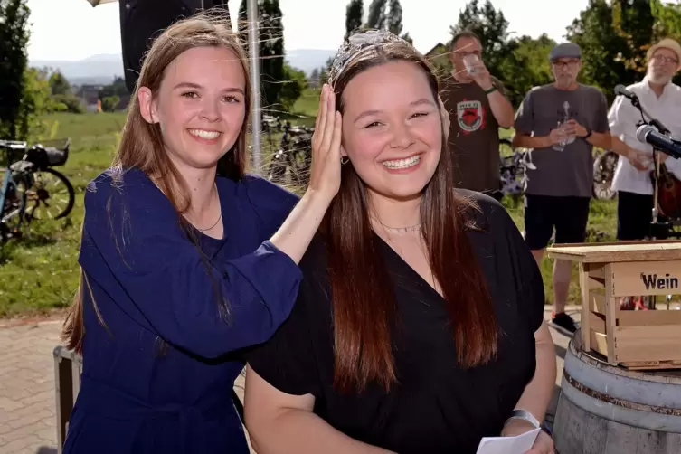 Nach vier Jahren Amtszeit übergab die Weinhoheit Tina Scherner (links) die Krone an Nachfolgerin Marleen Morio. 