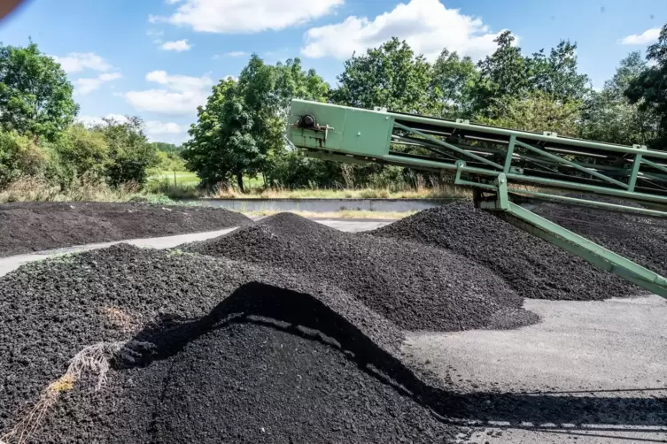 Um den getrockneten Klärschlamm gegen Niederschläge zu schützen, wird eine Überdachung gebaut.