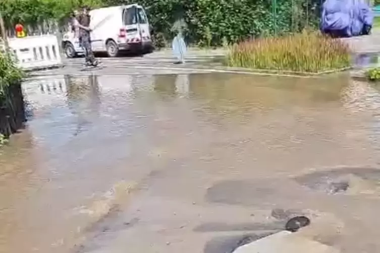 Situation am Freitagmittag nach dem Rohrbruch: An der Kreuzung Altriper Straße/Berliner Straße/Wörthstraße tritt Wasser aus der 