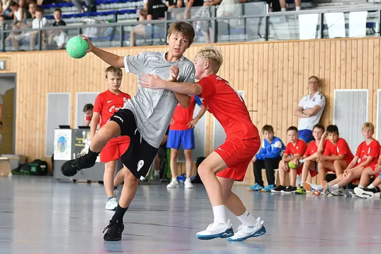 D-Jugendturnier beim Cap-Markt-Cup: Julius Sattler (links) von der SG Zweibrücken im Spiel gegen Nieder-Olm beim Torwurf.