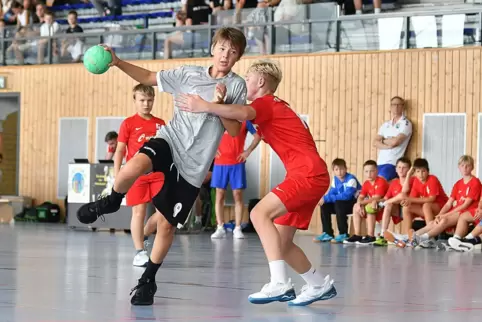 D-Jugendturnier beim Cap-Markt-Cup: Julius Sattler (links) von der SG Zweibrücken im Spiel gegen Nieder-Olm beim Torwurf.