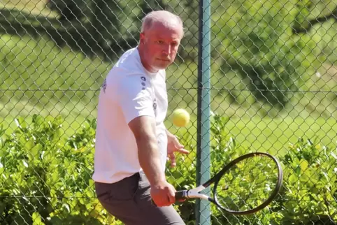 Stephan Meisinger (TC Waldmohr) stand in drei Endspielen und siegte im Doppel mit Joachim Oertel.