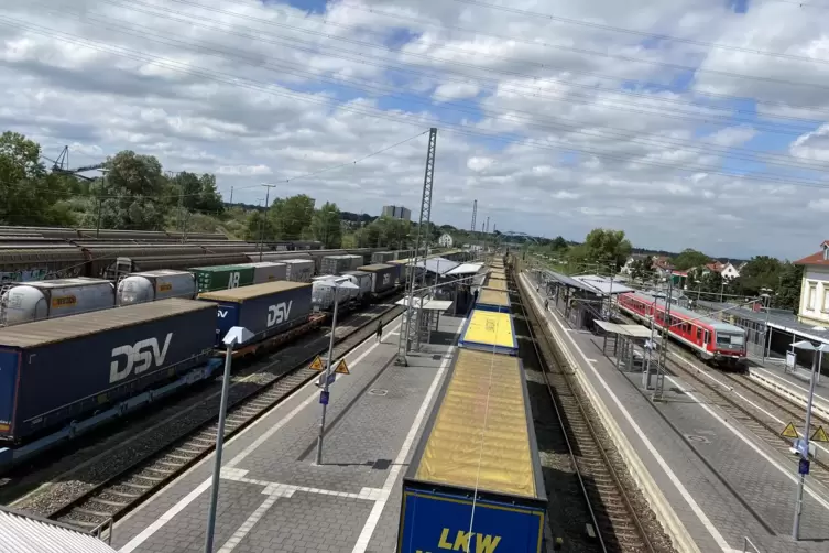 Aktuell rollen deutlich mehr Güterzüge durch den Bahnhof Wörth.