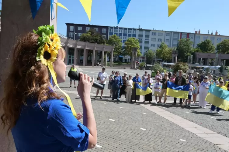 Viktoria Repieva singt mit Sonnenblumen im Haar.