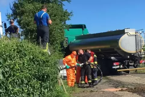 Die Feuerwehr versuchte damals alles, um den ausgetretenen Dieselkraftstoff aufzufangen.