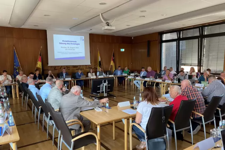 13 neue Mitglieder kann Landrat Ralf Leßmeister (CDU) im Kreistag Kaiserslautern begrüßen. 