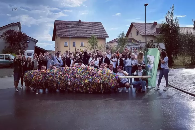 Wochen, wenn nicht sogar Monate an Arbeit stecken die Straußjugenden der Dörfer in den Strauß. Wie lange es wohl in Kübelberg ge