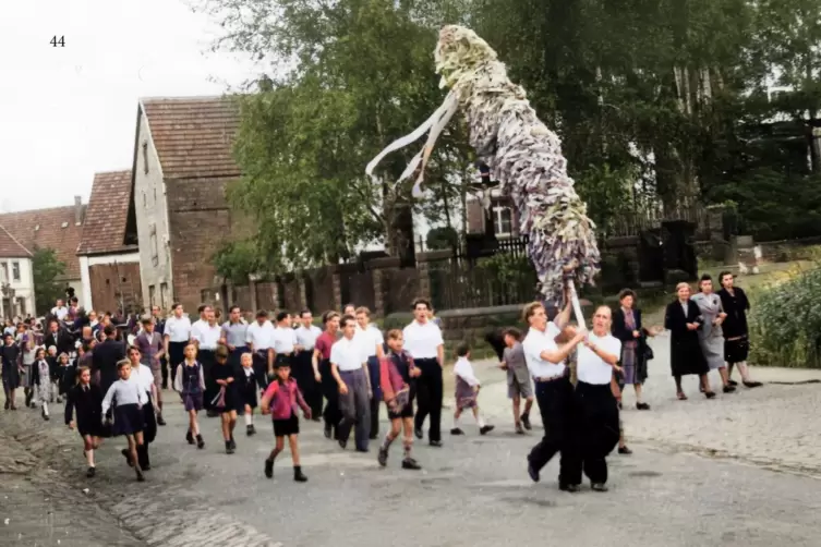 So war’s schon immer: Die Menschenmenge folgt dem Strauß durch die Straßen. 